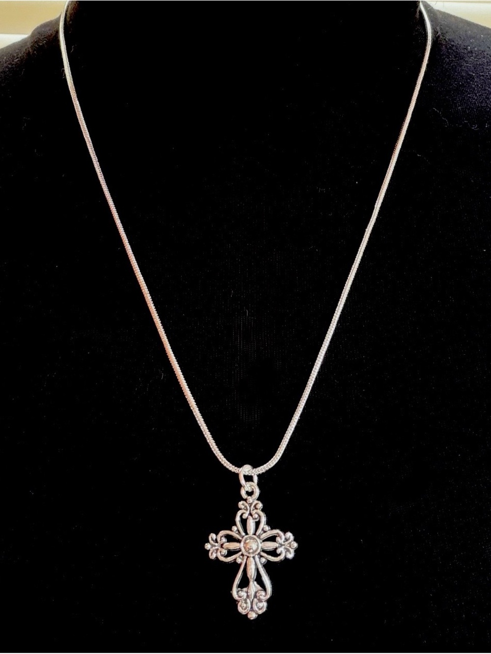 925 sterling silver men’/women’s necklace w cross pendant.22”(55cm)